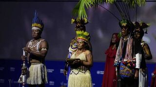 Kolumbianische Indigene treten während der Eröffnungszeremonie der COP16 in Cali auf.