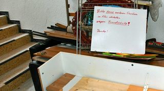 Bei Feuerwehreinsätzen kaum ein Durchkommen: Erst vor wenigen Tagen gab es einen Brandalarm im Wohnkomplex, bei dem die Mieter evakuiert werden mussten.