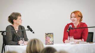 Literaturjournalistin Katrin Schumacher stellte im Bad Mergentheimer Reinhold-Würth-Haus ihren ersten Roman „Liste der gebliebenen Dinge“ vor.