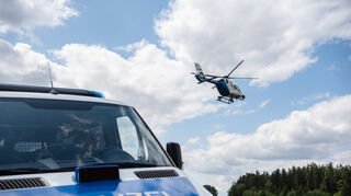 Die Aschaffenburger Polizei war am späten Montagabend wegen eines Einbruchs auf einem Firmengelände in Aschaffenburg-Obernau im Einsatz. Dabei war auch ein Hubschrauber der hessischen Polizei beteiligt. Die Täter sind noch flüchtig. (Symbolbild)