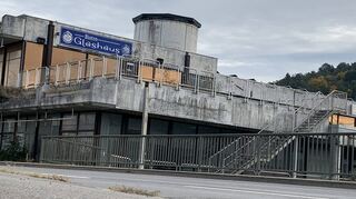 Auch in den nächsten Monaten wird sich nichts tun, und das „Glashaus“ gammelt weiter vor sich hin. Volker Eckert konnte das Gebäude erneut nicht kaufen.