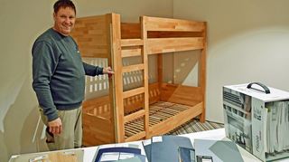 Jürgen Fischer ist einer von drei Meistern bei „Ulmrich“ in Niederstetten. Im Bild ist ein Stockbett aus Massivholz zu sehen, wie es baugleich für die Mehrbettzimmer des Weikersheimer „Logierhauses“ vorgesehen ist.