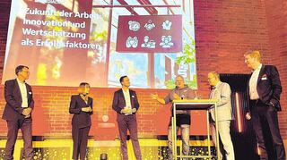 Nach zwei Impulsvorträgen von Professor Dr. Jutta Rump (Zweite von links) und Dr. Alexander Häfner (Zweiter von rechts) stieß Veit Heer (Dritter von rechts) zur von Daniel Hauk moderierten Diskussionsrunde, an der auch Peter Vogel (links) und Wolfgang Reiner als Vorstände der Sparkasse Tauberfranken teilnahmen.