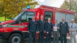 Bei der Feuerwehr Wettersdoref wurde ein neues Fahrzeug eingeweiht und Helmut Hotzy bekam die goldene Ehrenmedaille des Kreisfeuerwehrverbandes.