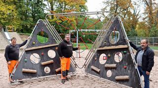 Mit „Tumult X“, größerer Sandfläche und einer neuen Schaukel-Anlage (im Hintergrund) hat das Bauhof-Team um (von links) Karl Hauber, Thorsten Egner und Georg Teufel den Schlosspark-Spielplatz aufgewertet.