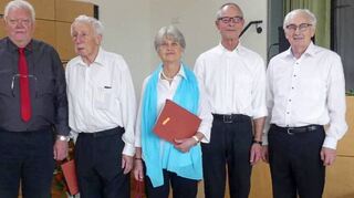 Die geehrten Chormitglieder zusammen mit den beiden Vorsitzenden, Helmut Sonntag (rechts), Karin Stephan (links) und dem Vertreter des Sängergaus, Günter Krieger (Zweiter von links).