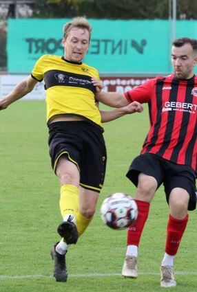 Spitzenreiter 1. FC Igersheim (in Gelb) ist klarer Derbyfavorit.