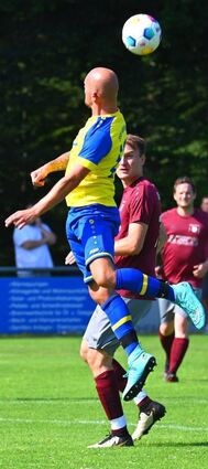 Der TSV Höpfingen III (in Gelb) erhält Besuch – von der eigenen zweiten Mannschaft.