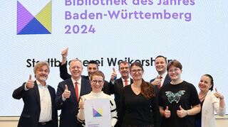 Die Laudatoren und Verantwortlichen bei der Preisverleihung „Bibliothek des Jahres“. Vorne im Bild die Leiterin der Weikersheimer Einrichtung Michaela Stock.