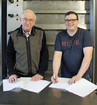 Zufrieden: Herbert Münkel und René WieczoreK haben den Übernahmevertrag unterschrieben.