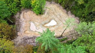 Im Stadtwald von Bad Mergentheim sind neue Feuchtbiotope angelegt worden, hier die Luft-Perspektive auf eines unmittelbar nach der Fertigstellung.