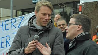 OB Markus Herrera Torrez (links) und Landrat Christoph Schauder auf der Kundgebung zum Erhalt der Wertheimer Klinik Anfang März in Tauberbischofsheim.