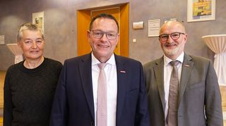 Klaus Hofmann (Mitte) wurde als Präsident der Handwerkskammer bestätigt. Neue Vizepräsidentin auf Arbeitnehmerseite ist Jutta Knapp (links), wiedergewählt zum Vizepräsidenten auf Arbeitgeberseite wurde Steffen Haug (rechts).