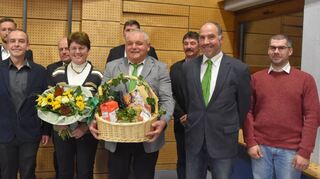 Ende Juli war BAG-Geschäftsführer Wilfried Kleinschrodt (hier mit Ehefrau Christa) aus dem Amt ausgeschieden. Das Bild zeigt ihn bei der Verabschiedung, eingerahmt von den Vorstands- und Aufsichtsratsmitgliedern.