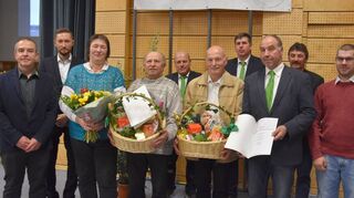 Nach knapp 43 Jahren bei der BAG Creglingen wurde Abteilungsleiter Baustoffe Dieter Schmitt verabschiedet sowie Helmut Vogel (hier mit Ehefrau Heidi) nach 20 Jahren Tätigkeit im Aufsichtsrat.