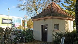 Nahe dem Bahnübergang und der Mall: Das öffentliche WC ist seit einem Brand geschlossen.