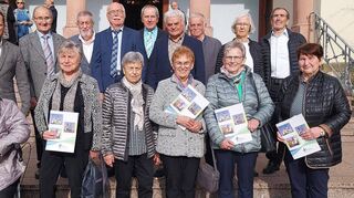 Die Jubelkonfirmanden vor der Weinbrennerkirche in Uiffingen.