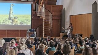 Tierfilmer und UN-Dekaden-Botschafter Matto Barfuss zeigte im Laudaer Rathaussaal den Schülern mit seiner Multivisionsschau sehr deutlich auf, wie wichtig der weltweite Naturschutz ist.