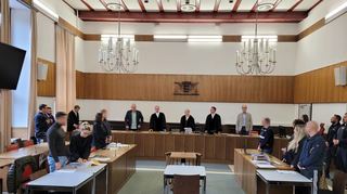 Die vier Angeklagten müssen sich wegen bandenmäßigen Drogenhandels vor der 1. Großen Strafkammer des Landgerichts Mosbach unter Vorsitz von Dr. Barbara Scheuble (vorne stehend, Mitte) verantworten.