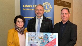 Es gibt 250 Geld- und Sachpreise und einen 1000-Euro-Reisegutschein als Hauptgewinn. Der Erlös aus der Adventskalender-Aktion des Lions Clubs kommt 2024 dem „Weißen Ring“ zugute. Das Bild zeigt Lions-Sekretär Rosemarie Spitzley, Lions-Präsident Dr. Günter Steinmüller (Mitte) und Christian Wunderlich vom Projektteam.