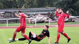 Alles reingeworfen hat der TSV Tauberbischofsheim (schwarzes Trikot) gegen die SG Auerbach. Die Kreisstädter kamen nach einem 0:2-Rückstand stark zurück und spielten noch unentschieden.