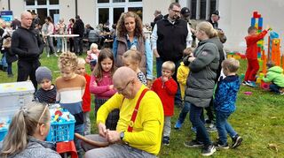 Für Unterhaltung sorgte bei der offiziellen Eröffnung des Familienzentrums Bestenheid Clown Muck mit Luftballonfiguren und Zauberei.