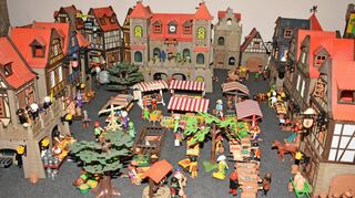Der Marktplatz dieser Playmobil-Stadt erfreut die kleinen und großen Besucher mit vielen liebevollen Details. Die gesamte Sonderausstellung in Bad Mergentheim dauert noch bis Juni 2025.