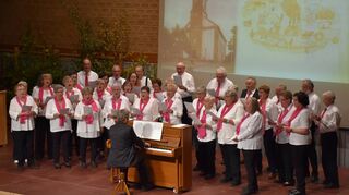 Der Altheimer Kirchenchor nahm die Bühne beim Festakt im Rahmen der 1250-Jahr-Feier Altheims für sich ein.