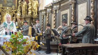 Die Hubertusmesse in Bronnbach wurde musikalisch von den Jagdhornbläsern aus Wertheim gestaltet. Bild: Holger Watzka