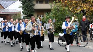 Natürlich konnten die Besucher auch einen Blick in die Brennereien werfen (mittleres Bild). Erstmals war eine Falknerei mit dabei (rechtes Bild). Und natürlich gab es auch musikalische Unterhaltung.