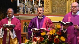 Unterstützung bei der Eucharistiefeier bekam der ernannte Bischof Dr. Krämer von Pfarrer Burkhard Keck und dem Igersheimer Pater Joseph.