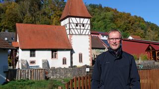 Die Kirche St. Mauritius aus dem zwölften Jahrhundert steht mitten in Hemsbach und ist eine kleine touristische Attraktion. Auch Ortsvorsteher Mathias Mieth gefällt sie sehr gut.