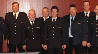 Beim Ehrenabend wurden Feuerwehrehrenzeichen in Bronze und Silber (oben) sowie in Gold verliehen.