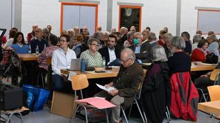 Über 150 Besucher in der Fest- und Turnhalle in Großrinderfeld erlebten einen Dialektnachmittag mit vielen Facetten, hier ein musikalischer Beitrag von Roland Scherer.
