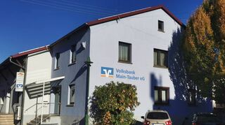 Die Filiale der Volksbank in Wenkheim ist noch bis 31. Oktober geöffnet. Hier befand sich seit 1894 und bis zur Fusion 1998 die Raiffeisenbank Wenkheim.