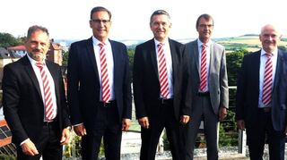 Verabschiedung aus dem aktiven Dienst bei der Sparkasse Tauberfranken: Das Bild zeigt (von links) Burkhard Peterle (Personalleiter) Marco Schneider (Leiter Privatkundengeschäft) Rudi Heim, Peter Vogel (Vorstandsvorsitzender) sowie Elmar Müller (Personalratsvorsitzender).