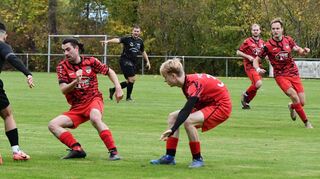 Nach dem 3:0-Sieg in Schönfeld hat der FC Eichel (rote Trikots) eine hervorragende Position im Kampf um den Aufstieg in die Kreisliga.