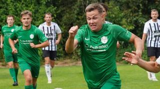 Auf Spitzenreiter FC Grünsfeld wartet beim FSV Waldbrunn (in Grün) am Sonntag eine ganz schwere Aufgabe.