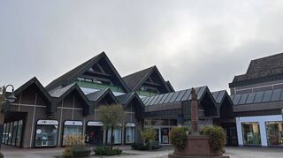 Stillstand im Erfapark: Bürgermeister Stefan Grimm hat sich gemeinsam mit „Schoofs“-Geschäftsführer Mohammed Younis in der vergangenen Woche vor Ort ein Bild gemacht. Anschließend wurden Gelder für die Reparatur der Heizungen freigegeben, so dass diese inzwischen wieder funktioniert.