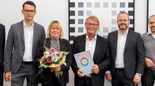Rainer Deinert (Mitte) wurde vom Geschäftsführenden Gesellschafter Dr. Gunther Wobser (Dritter von rechts) und den Lauda Geschäftsführern Dr. Mario Englert (links) und Dr. Marc Stricker (rechts) für 45 Jahre Betriebszugehörigkeit geehrt.