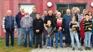 Bei der Kleintier-Kreisschau in Blaufelden wurden wieder zahlreiche Züchter für ihre Erfolge ausgezeichnet. Erfreulich dabei der Anteil an erfolgreichen Nachwuchszüchtern. Mit auf dem Bild der stellvertretende Verbandsvorsitzende Martin Kuhnhäuser (Mitte).