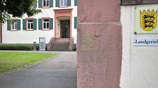 Am Landgericht Mosbach wurde nach vier Verhandlungstagen ein Urteil gegen vier Angeklagte gesprochen, die in Adelsheim einen Brandanschlag verübten.
