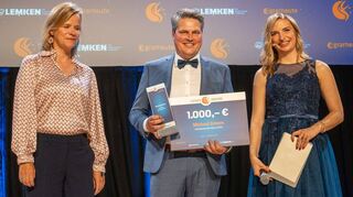 Der Ackerbauer des Jahres 2024: Michael Grimm mit Moderatorin Janine Mehner (rechts) und Nicola Lemken von der Lemken GmbH & Co. KG (links) bei der Preisverleihung in Berlin.