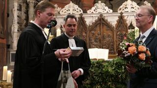 Carsten Klomp (rechts) ist der neue Bezirkskantor des Evangelischen Kirchenbezirks Wertheim. In sein Amt eingeführt wurde er vom stellvertretenden Dekan Oliver Habiger und Bernhard Ziegler, Vertrauenspfarrer für Kirchenmusik.