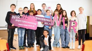 Über die Teilnahme am Schulprogramm „Wir gegen Cybermobbing! Unsere Schule macht mit“ freuen sich: Madita Lucas (Prävention beim Cybermobbing-Hilfe, hinten von links), Lukas Pohland (Vorsitzender des Cybermobbing-Hilfe) und Joana Rieger (JMD Respekt Coach an der Gemeinschaftsschule Lauda-Königshofen)