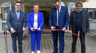 Gemeinsam durchschnitten sie das Band und gaben den Weg in die Messehallen frei: (von links) Landrat Christoph Schauder, GHV-Vorsitzende Manuela Naser, Bürgermeister Uwe Hehn und MdL Armin Waldbüßer (Grüne).