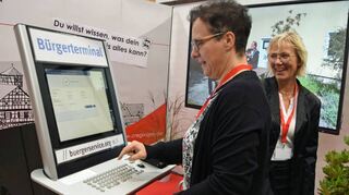 Was der Personalausweis digital alles kann: Esther Hillenbrand (links) und Anita Müller von der Stadtverwaltung zeigen es Interessierten am städtischen Stand.