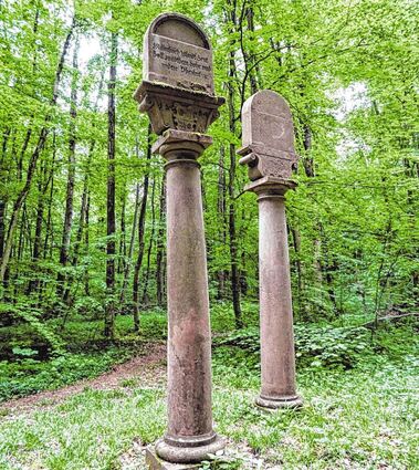 Die beiden Hoheitssäulen an der Weinstraße im Irtenberger Forst.