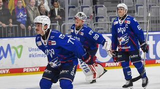 Erleichterter Jubel nach dem 4:2-Sieg gegen Nürnberg. Nun geht es für die Adler-Profis in die Pause.