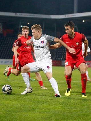 Jonas Limbach (in Weiß) und der FSV Hollenbach können die Großaspacher Erfolgsserie nicht stoppen.